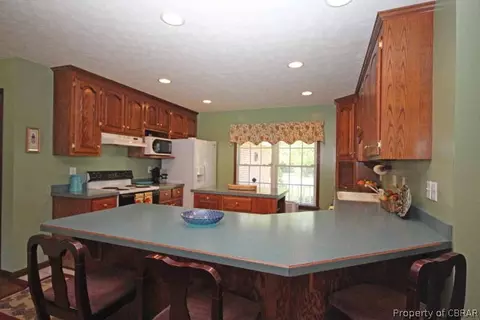 7556 Tyndall Dr, Gloucester Point, VA 23062 photo 8