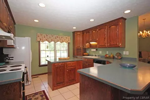 7556 Tyndall Dr, Gloucester Point, VA 23062 photo 9