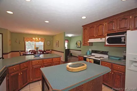 7556 Tyndall Dr, Gloucester Point, VA 23062 photo 10