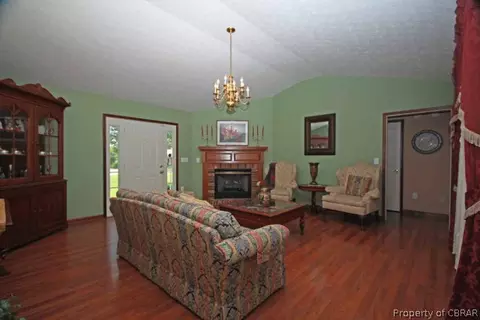7556 Tyndall Dr, Gloucester Point, VA 23062 photo 4