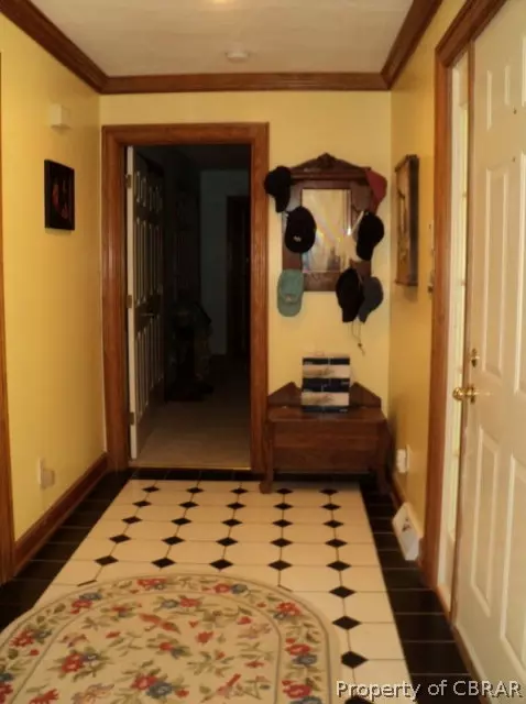 8139 Manor Dr, Gloucester, VA 23061 photo 2