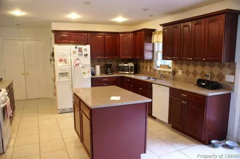 9322 Sheldon Ln, Gloucester, VA 23061 photo 3
