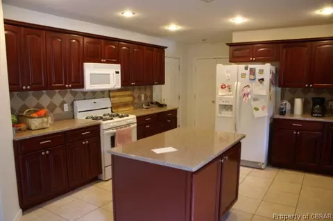 9322 Sheldon Ln, Gloucester, VA 23061 photo 2