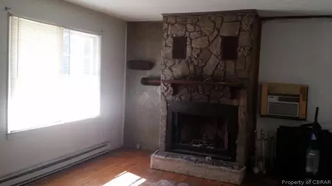 4074 Eagle Rd, Hayes, VA 23072 photo 2