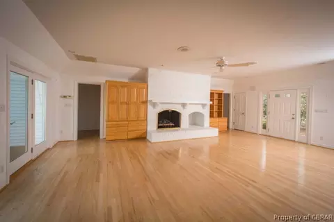185 Walden Dr, Weems, VA 22576 photo 4