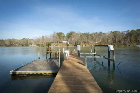 185 Walden Dr, Weems, VA 22576 photo 2