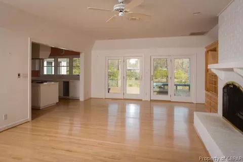 185 Walden Dr, Weems, VA 22576 photo 3