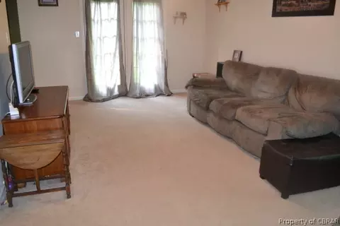 8373 Kitchener Dr, Gloucester, VA 23061 photo 2