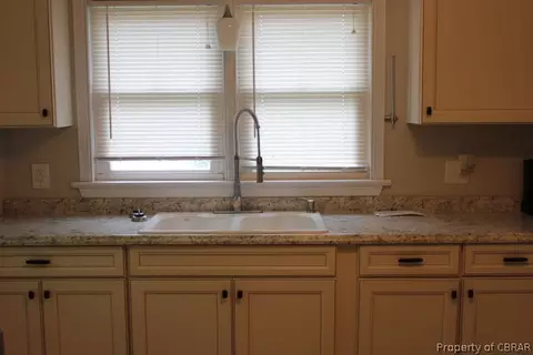 33 Markham Dr, Hampton, VA 23669 photo 2