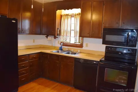 7395 Forest Dr, Gloucester Point, VA 23062 photo 6