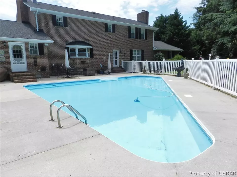 6573 Powhatan Dr, Hayes, VA 23072 photo 3