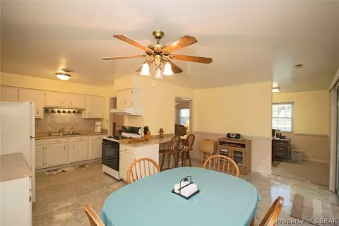 8858 Marlfield Rd, Gloucester, VA 23061 photo 6