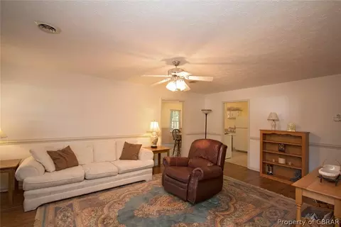 8858 Marlfield Rd, Gloucester, VA 23061 photo 3