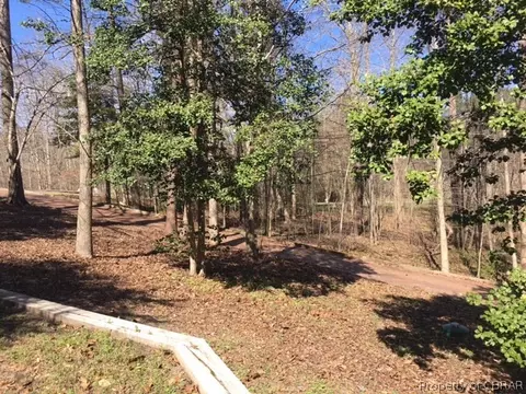 7077 Tracey Ct, Gloucester, VA 23061 photo 12