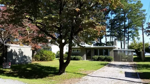 12037 Roane Ave, Gloucester, VA 23061 photo 2