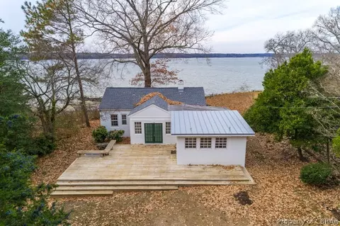1384 Mercer Rd, Gloucester Point, VA 23062 photo 1