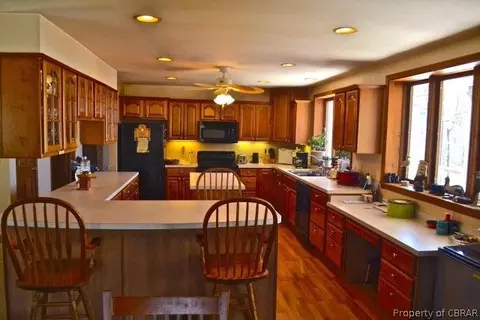 294 Pineview Dr, Hartfield, VA 23071 photo 2