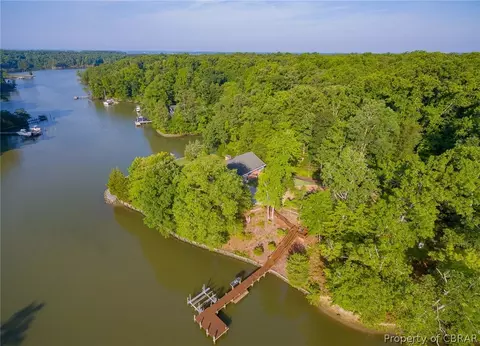 193 Peake Rd, Weems, VA 22576 photo 3