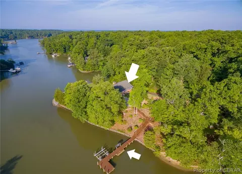 193 Peake Rd, Weems, VA 22576 photo 4