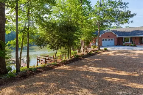 193 Peake Rd, Weems, VA 22576 photo 8