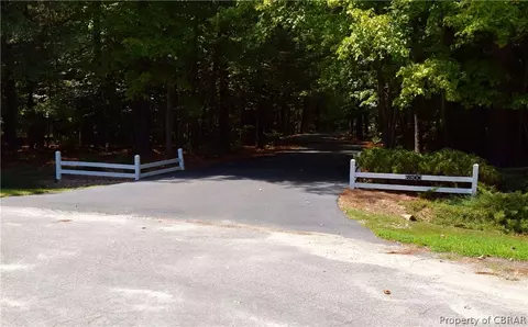 6900 Tracey Ct, Gloucester, VA 23061 photo 3