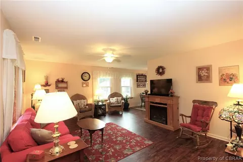 9428 Marlfield Rd, Gloucester, VA 23061 photo 2