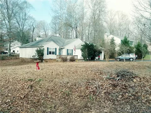 8171 Hamilton Dr, Gloucester, VA 23061 photo 1