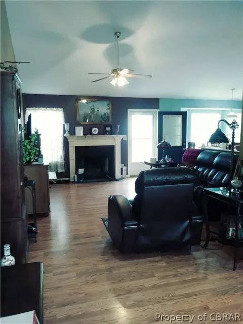 8171 Hamilton Dr, Gloucester, VA 23061 photo 2