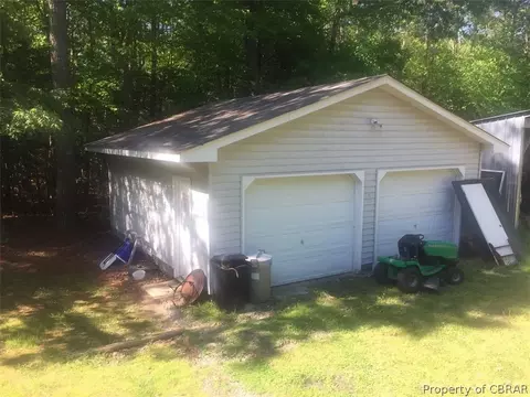 7611 Three Hickories Ln, Gloucester, VA 23061 photo 4