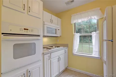 7759 The Points Pl, Gloucester Point, VA 23062 photo 10
