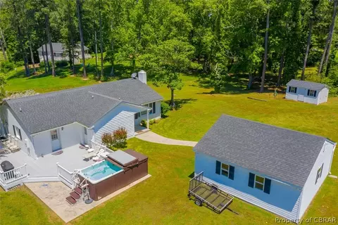174 Carters Cove Dr, Weems, VA 22576 photo 2