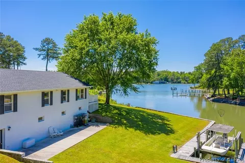 174 Carters Cove Dr, Weems, VA 22576 photo 3