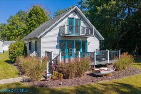 581 Shore Dr, Hartfield, VA 23071