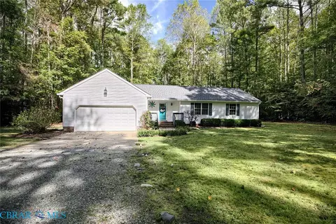7095 Hunters Pointe Dr, Gloucester, VA 23061 photo 3