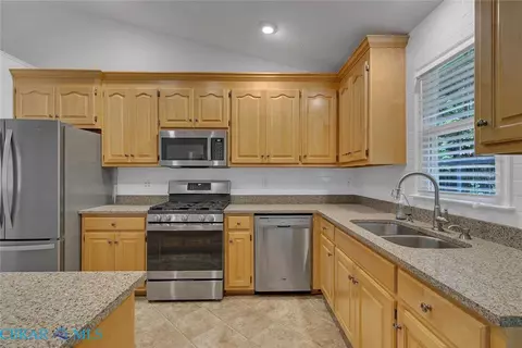 7095 Hunters Pointe Dr, Gloucester, VA 23061 photo 18