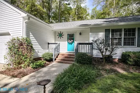 7095 Hunters Pointe Dr, Gloucester, VA 23061 photo 2