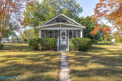 40 Cedardale Ln, Irvington, VA 22480