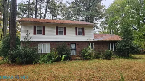 302 Sandberg Ln, Cardinal, VA 23025