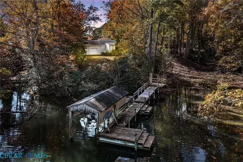 1437 Locust Grove Rd, Topping, VA 23169