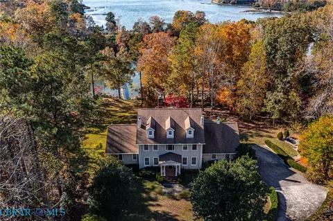 673 Nugent Ln, Weems, VA 22576