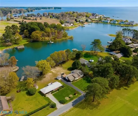 373 E Fairway Dr, Kilmarnock, VA 22482