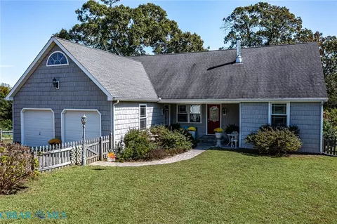 708 Queens Point Dr, Locust Hill, VA 23092