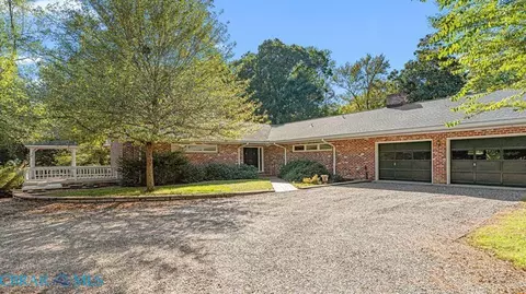 41 Raleigh Dr, Kilmarnock, VA 22482