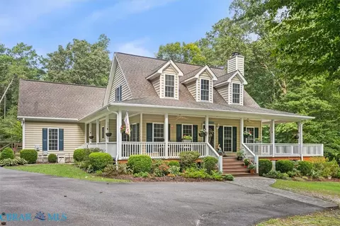 8194 Manor Dr, Gloucester, VA 23061