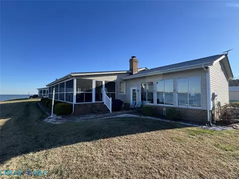 155 Pinetop Rd, Topping, VA 23169