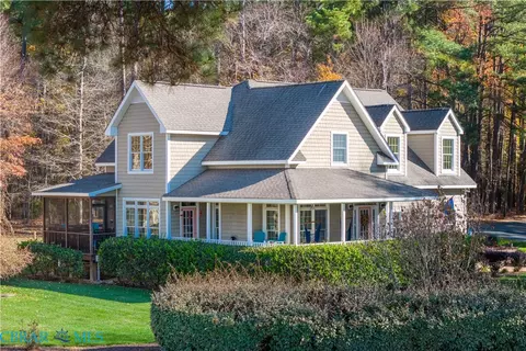 33 Pocahontas Ave, Deltaville, VA 23043