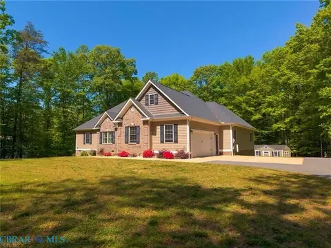 758 Mariners Woods Dr, Hartfield, VA 23071
