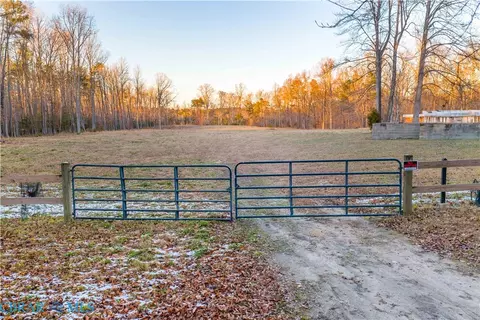 9744 Runninghorse Ln, Gloucester, VA 23061
