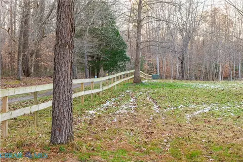 9744 Runninghorse Ln, Gloucester, VA 23061 photo 17