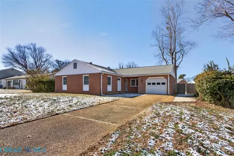 521 Helm Dr, Newport News, VA 23602